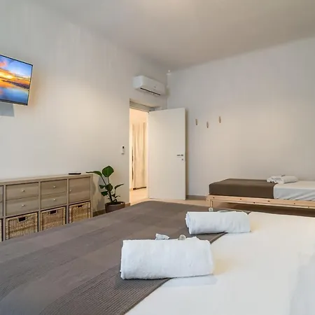 Lovely Oasi X7 - Near Station Apartment